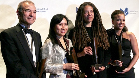 Nữ nhà văn Lại Thanh Hà nhận giải National Book Award cùng 3 nhà văn Mỹ khác.