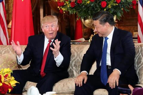 Tổng thống Mỹ D. Trump (trái) đón tiếp Chủ tịch Trung Quốc Tập Cận Bình tại khu nghỉ dưỡng Mar-a-Lago ở Florida hồi tháng 4/2017