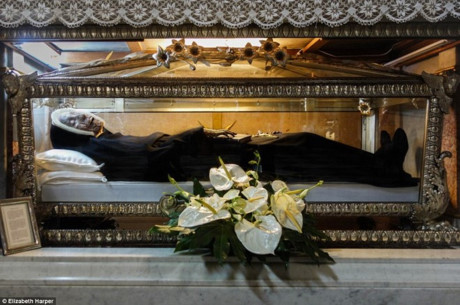 Thánh nữ Paula Frassinetti (1809-1882) yên nghỉ trong một nhà nguyện ở thành phố Rome. Thi thể của bà được đặt trong axit carbonic từ khi bà qua đời trong thế kỷ 19. Giáo hoàng John Paul II phong thánh cho Paula Frassinetti vào năm 1984.