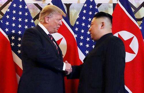 Khoảnh khắc Tổng thống Mỹ Donald Trump và Chủ tịch Kim Jong-un bắt tay khi gặp nhau tại khách sạn Metropole tối 27-2. (Ảnh: Reuters)