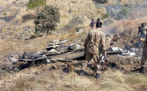Các binh sĩ Pakistan kiểm tra các mảnh vỡ được cho là xác tiêm kích của Ấn Độ - Ảnh: AFP
