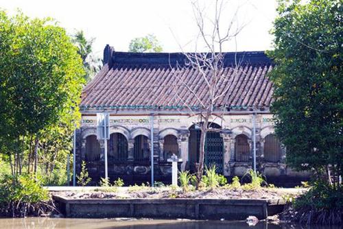 Ngôi nhà của hội đồng Lâm Canh được xây dựng hơn 1 thế kỷ nằm nép bên bờ kênh Xáng ở ấp 2, xã Tắc Vân.