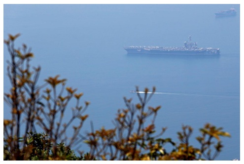 “Đại bàng Vàng” USS Carl Vinson  ở ngoài khơi cảng Tiên Sa, Đà Nẵng, sáng ngày 5/3. Nguồn: Reuters