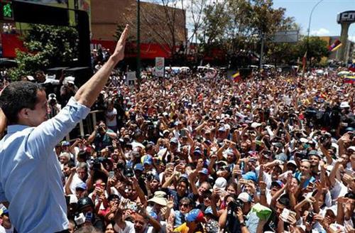 Thủ lĩnh đối lập Juan Guaido phát biểu trước đám đông ủng hộ tại thủ đô Caracas hôm 6-4. Ảnh: Reuters