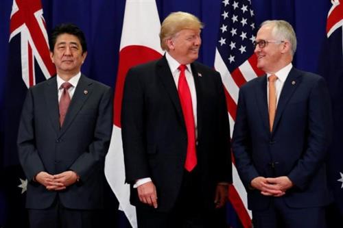 Thủ tướng Nhật Bản Shinzo Abe, Tổng thống Mỹ Donald Trump và Thủ tướng Úc Malcolm Turnbull trong cuộc gặp hồi tháng 11-2011. Ảnh: Reuters