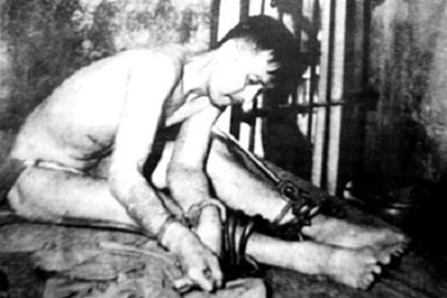 Tướng cướp Bạch Hải Đường biểu diễn tài mở còng trong nhà tù.