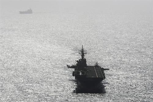 Tàu USS Boxer (LHD-4) đi gần tàu chở dầu ở biển Ả Rập ngoài khơi Oman ngày 17/7. Ảnh: Reuters.