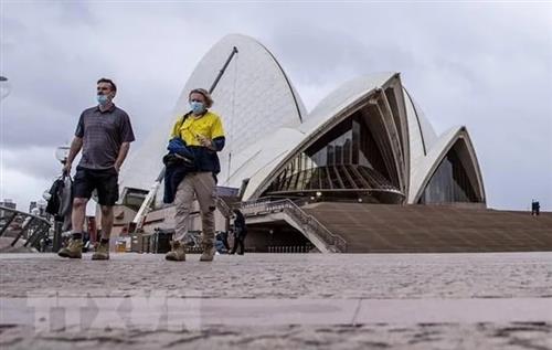 Người dân đeo khẩu trang phòng dịch COVID-19 tại Sydney, Australia. (Ảnh: VN+)
