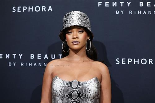 Rihanna là nữ ca sĩ trở thành tỷ phú.