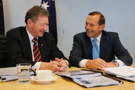 Tony Abbott (phải) làm việc với Thư ký Nội các Ian Watt tại Sydney ngay sau đêm bầu cử. (Credit: AAP)