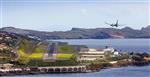 Nằm ở Santa Cruz, cách thủ phủ Funchal 25 km về phía đông bắc, sân bay Madeira mở cửa từ năm 1964 với đường băng chỉ dài vỏn vẹn 1.600 m. Vị trí hiểm và gió giật ngang khiến sân bay này thường xuyên có mặt trong danh sách những nơi có đường băng đáng sợ nhất thế giới. Ảnh: CNTravelers.