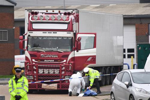 Xe container chở 39 thi thể nạn nhân ra khỏi hiện trường. Ảnh:Press Association