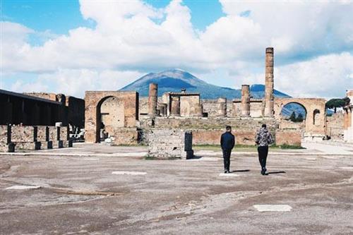 Khu di tích khảo cổ Pompeii nằm dưới chân núi lửa Vesuvius. Ảnh: Getty.