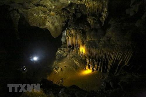 Du khách khám phá hang động Chua Ta sẽ có nhiều trải nghiệm thú vị. (Ảnh: Phan Tuấn Anh/TTXVN)