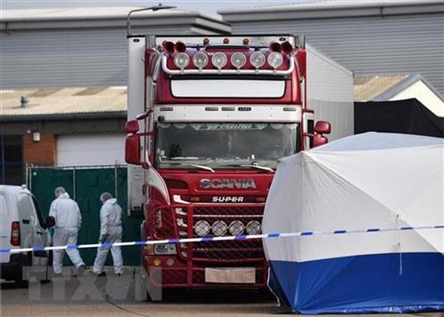 Cảnh sát Anh điều tra tại hiện trường xe tải chở 39 thi thể người Việt Nam được phát hiện tại Grays, hạt Essex, Đông Bắc London, ngày 23/10/2019. (Ảnh: AFP/VN+)