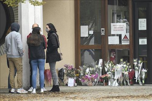 Đặt hoa tại trường trung học ở Conflans Saint-Honorine, sau vụ một giáo viên của trường bị sát hại ngày 17/10/2020. Ảnh: AFP/VN+