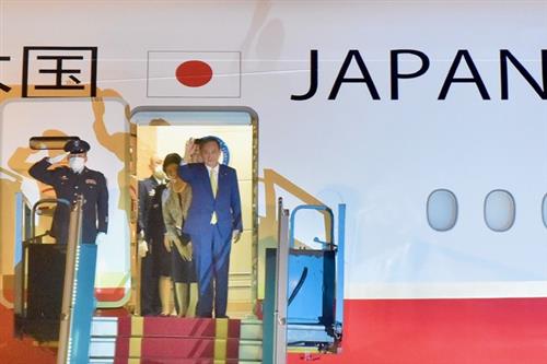 Thủ tướng Nhật Bản Suga Yoshihide tới sân bay Nội Bài, bắt đầu chuyến thăm chính thức Việt Nam. Ảnh: VGP/Nhật Bắc