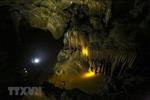 Du khách khám phá hang động Chua Ta sẽ có nhiều trải nghiệm thú vị. (Ảnh: Phan Tuấn Anh/TTXVN)