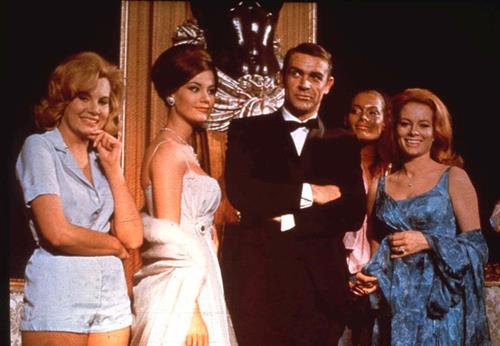 Sean Connery định hình thương hiệu James Bond.