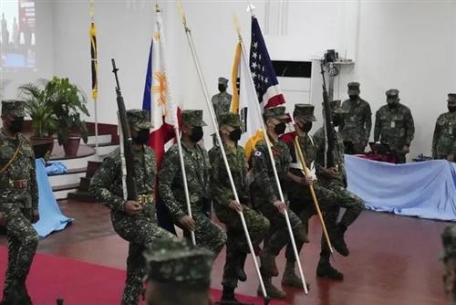 Quân nhân Mỹ, Philippine, Nhật, Hàn Quốc cầm cờ trong lễ khai mạc cuộc tập trận "Sự hợp tác của các chiến binh trên biển”. Ảnh: AP