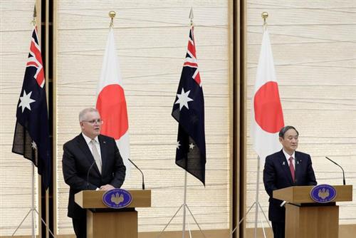Thủ tướng Nhật Bản Suga Yoshihide (phải) và người đồng cấp Úc Scott Morrison tại cuộc họp báo ở thủ đô Tokyo-Nhật Bản hôm 17-11 Ảnh: Reuters
