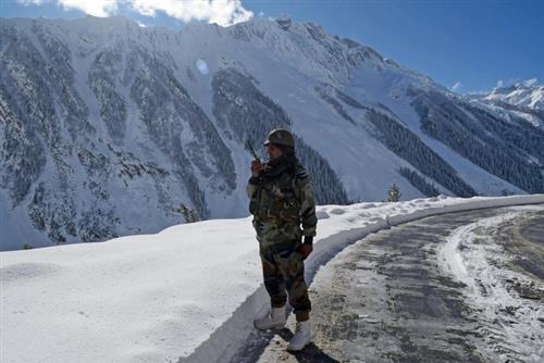 Một binh lính Ấn Độ đứng gác trên con đường phủ đầy tuyết từ Srinagar đến Leh tại Đông Ladakh (ANI)