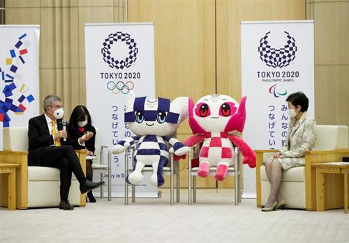 Chủ tịch IOC Thomas Bach và nữ Thị trưởng Tokyo Yuriko Koike hội đàm về việc tổ chức Thế vận hội (Ảnh: Reuters).