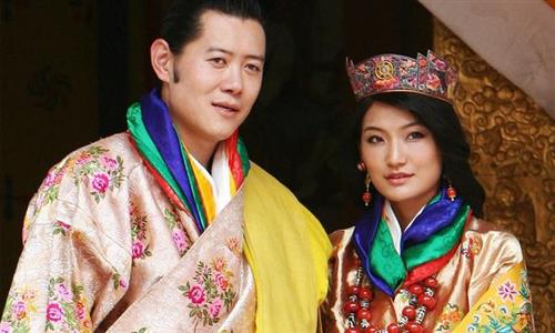 Năm 2011, Quốc vương Bhutan Jigme Khesar Namgyel Wangchuck (sinh năm 1980) kết hôn với Vương hậu Jetsun Pema (sinh năm 1990). Đặc biệt, vương hậu xuất thân dân thường, là con gái của một phi công. Cô từng theo học các ngành ngoại giao, tâm lý học và nghệ thuật ở London (Anh). Ảnh: AFP.