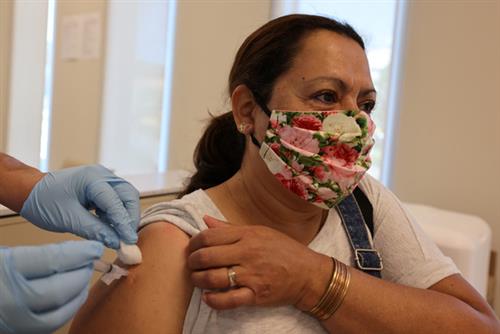 Cô Rosa Hernandez, 56 tuổi, được tiêm vắcxin cúm ở East Los Angeles, California, Mỹ ngày 9-11-2020 trong bổi cảnh dịch viêm đường hô hấp cấp có thể gia tăng trong mùa đông - Ảnh: REUTERS