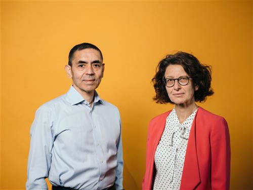 Tiến sĩ Ugur Sahin và vợ, Tiến sĩ Ozlem Tureci, là hai khoa học gia đã phát triển ứng cử viên vaccine ngừa COVID-19 đang hứa hẹn sẽ thay đổi thế giới. Ảnh: Getty Images