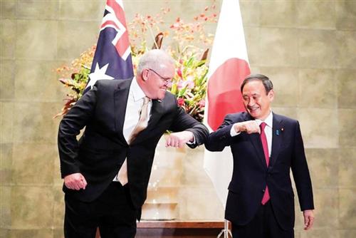 Thủ tướng Úc Morrison (trái) và người đồng cấp Nhật Bản Yoshihide Suga trong cuộc gặp hôm 17-11. Ảnh: AP