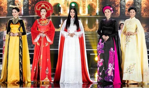 Từ trái qua: Hoa hậu Đặng Thị Ngọc Hân, Đặng Thu Thảo, Nguyễn Cao Kỳ Duyên, Đỗ Mỹ Linh và Trần Tiểu Vy.
