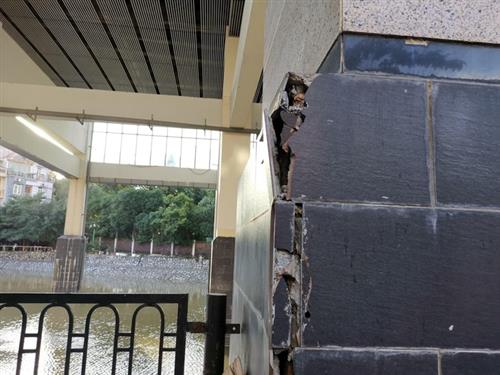 Tại nhà ga Cát Linh, nhiều cột trụ nhà ga xuất hiện tình trạng vỡ gạch ốp.