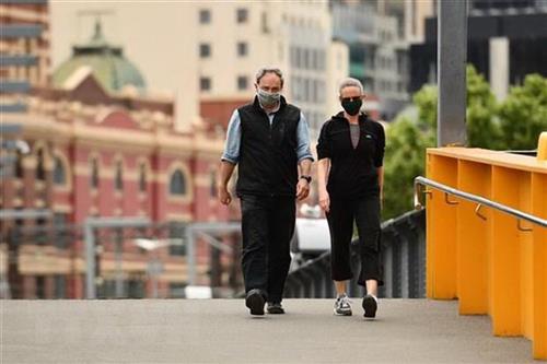 Người dân đeo khẩu trang phòng lây nhiễm COVID-19 tại Melbourne, Victoria, Australia. (Ảnh: VN+)