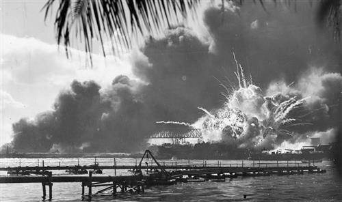 Ngày 7/12/1941, Không quân của Hải quân Nhật Bản đã bất ngờ không kích Trân Châu Cảng, gây thiệt hại lớn cho Quân đội Mỹ; Nguồn: wearethemighty.com
