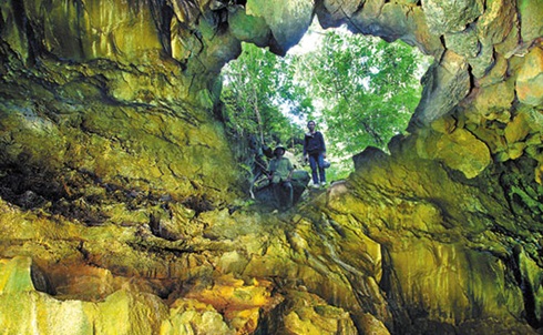 Một hang trong hệ thống hang động núi lửa ở gần cụm thác Dray sáp – Gia Long, huyện Krông Nô. Ảnh: Ngọc Tâm