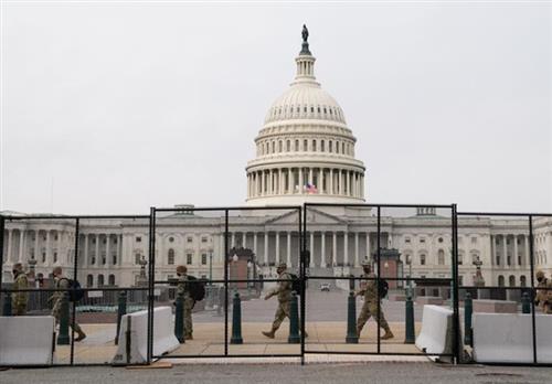 Hàng rào an ninh bao quanh tòa nhà Quốc hội Mỹ. Ảnh: Reuters