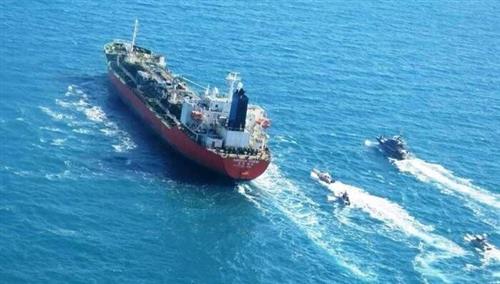 Xuồng cao tốc của IRGC hộ tống tàu chở dầu HANKUK CHEMI tại vùng Vịnh ngày 4/1/2021. Ảnh: IRNA/VN+