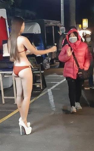 Hotgirl mặc bikini 2 mảnh đứng chào hàng bất chấp thời tiết lạnh 9 độ C.