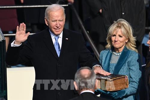 Tổng thống Mỹ đắc cử Joe Biden (trái) tuyên thệ nhậm chức trước Chánh án Tòa án Tối cao John Roberts tại Đồi Capitol ở thủ đô Washington DC., ngày 20/1/2021. Ảnh: AFP/VN+