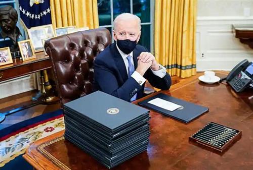 Tổng thống Joe Biden đã ký một loạt sắc lệnh trong giờ đầu tiên ở Nhà Trắng. Ảnh: Washington Post.