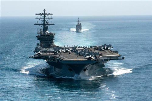 Tàu sân bay USS Nimitz (trước) và tàu tuần dương có tên lửa dẫn đường USS Philippine Sea đi qua Eo biển Hormuz. Ảnh: AFP