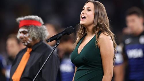 Ca sĩ Olivia Fox hát quốc ca Australia trong một trận đấu bóng đá ngày 5/12/2020. Ảnh: DailyMail