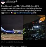 Đại sứ quán Mỹ ở Kiev đã đăng tải những bức ảnh cho thấy nhiều chiếc thùng lớn màu xanh lục được dỡ xuống từ một máy bay chở hàng. Ảnh: TWITTER