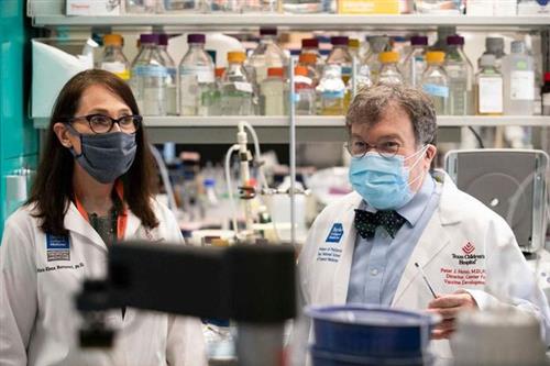 TS Maria Bottazzi (trái) và TS Peter Hotez, các nhà khoa học phát triển vaccine Corbevax làm việc tại phòng thí nghiệm ở Trung tâm phát triển vaccine của BV Nhi Texas. Ảnh: BAYLOR COLLEGE OF MEDICINE