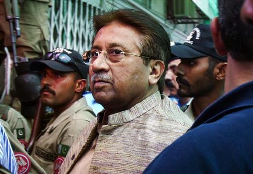 Cựu tổng thống Pervez Musharraf tới Tòa án chống khủng bố thành phố Islamabad vào ngày 20/4/2013. Ảnh: AP.