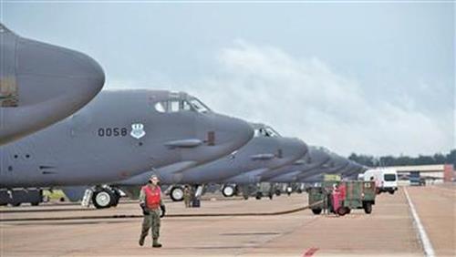 Máy bay B-52H của Mỹ chuẩn bị tham gia diễn tập “Sấm sét toàn cầu” hôm 21/10. Nguồn: east.com