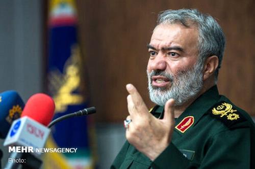 Phó Tư lệnh Lực lượng vệ binh cách mạng Hồi giáo Iran (IRGC), Chuẩn Đô đốc Ali Fadavi tiết lộ vũ khí ám sát nhà khoa học hạt nhân Fakhrizadeh. Ảnh: Mehrnews.