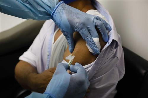 Một tình nguyện viên được tiêm vaccine Covid-19 thử nghiệm ở Florida vào ngày 9/9. Ảnh: Getty.