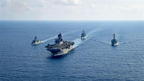 Tàu chiến của Australia và Mỹ hoạt động ở Biển Đông hồi tháng 4 vừa qua. Ảnh: Reuters